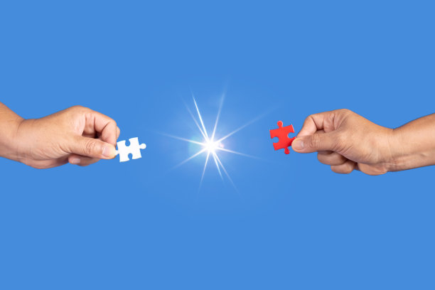 手握拼图片，以湛蓝为背景，成功经营，解决策略，团队合作的伙伴概念图片下载