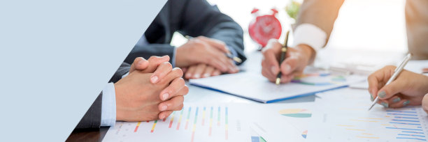 集团专业业务人员在办公室横幅一起分析，一起讨论公司财务统计报告，集思广益把图表资料文档放在桌子上。图片下载