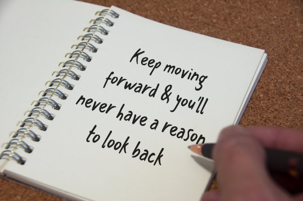 继续前进，你将永远没有理由回头看写在白色笔记本上的文字。鼓舞人心的概念图片下载