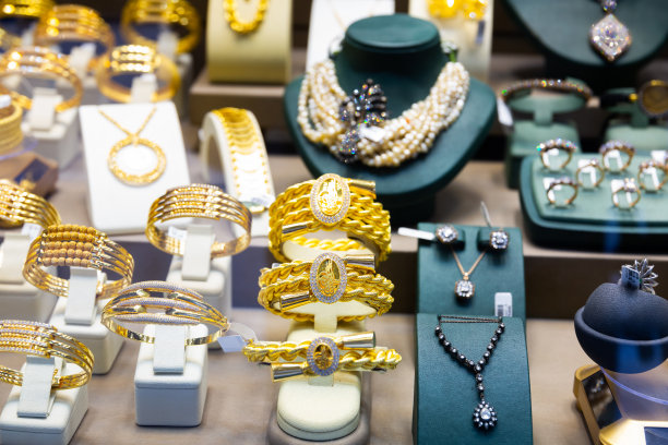 店里有黄金和宝石首饰图片下载