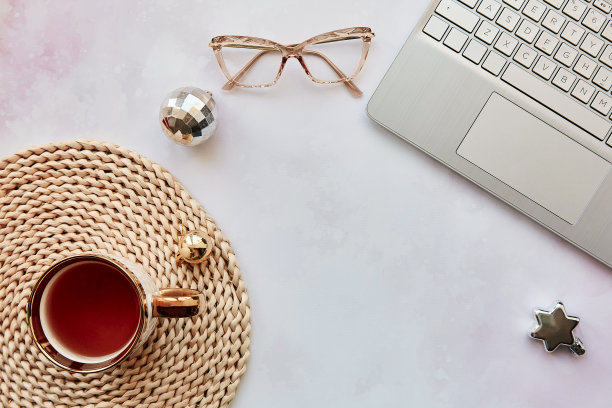 美观的家庭办公室装饰，笔记本电脑，茶杯和眼镜。新年决心，新的开始和目标清单的概念。复制空间，从上面看图片下载