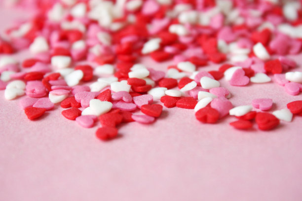 五彩背景糖果心。粉色，白色，红色的心。爱。Simovl爱。情人节。很多小心脏。复制文本空间。图片下载