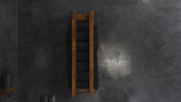 黑色的墙上放着黑色的毛巾架图片下载