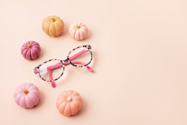 儿童眼镜在粉红色粉彩的背景。光学商店，儿童眼镜选择，视力测试，验光师视力检查。俯视图，平铺图片下载