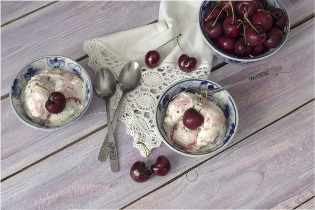 木桌上放着冰淇淋和樱桃图片下载