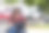 戴着安全帽骑摩托车的女人图片下载