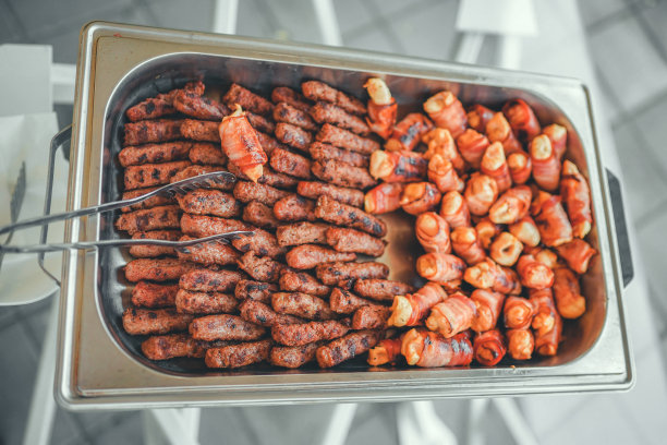 自助餐桌上的主餐，cevapi和鸡肉图片下载