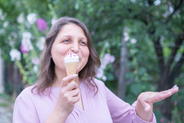 年轻快乐的女人在吃冰淇淋图片下载