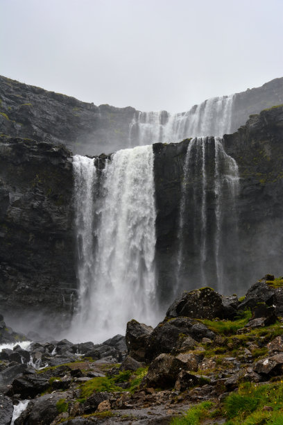 多云天气的瀑布图片下载