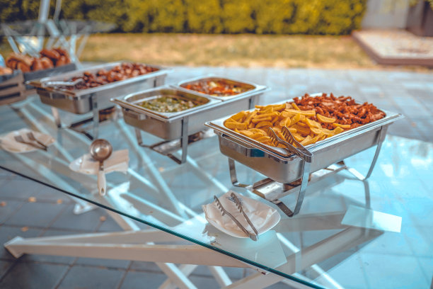 在餐厅自助餐桌上涮主菜图片下载
