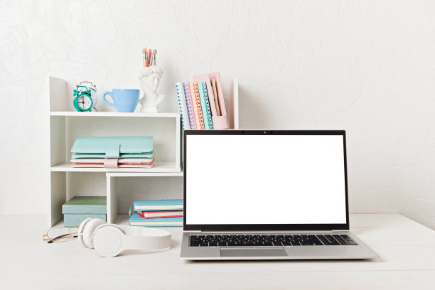 空的笔记本电脑屏幕，桌面组织者与办公桌书架和办公用品。回到学校，在家办公，开始学习概念。模型、模板图片下载