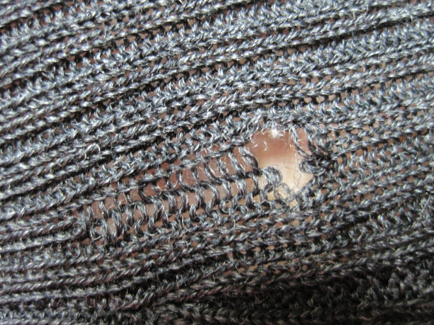 被虫子啃了洞的毛衣图片下载