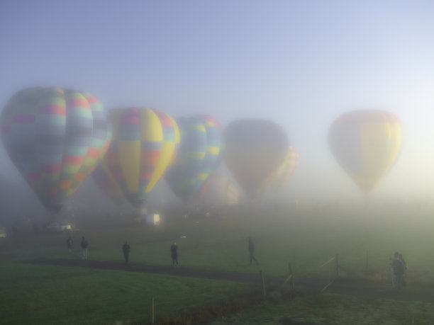 五颜六色的热气球在雾中图片下载