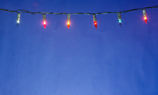 圣诞彩灯串在蓝色背景与拷贝空间图片下载