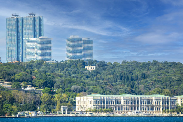 Cityscape, Cırağan Istanbul palace and modern life图片下载