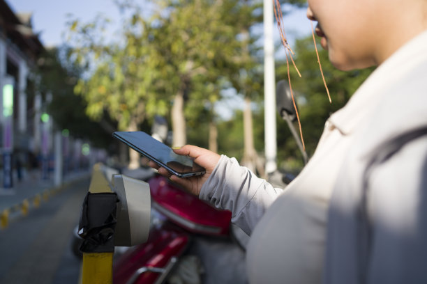 女性通过扫码付费图片下载