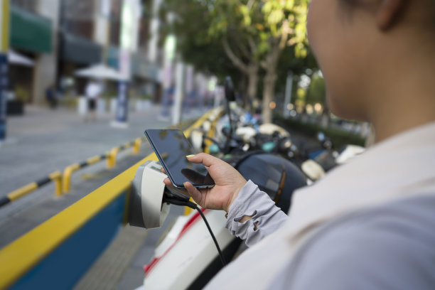 亚洲女性用手机扫描二维码支付图片下载