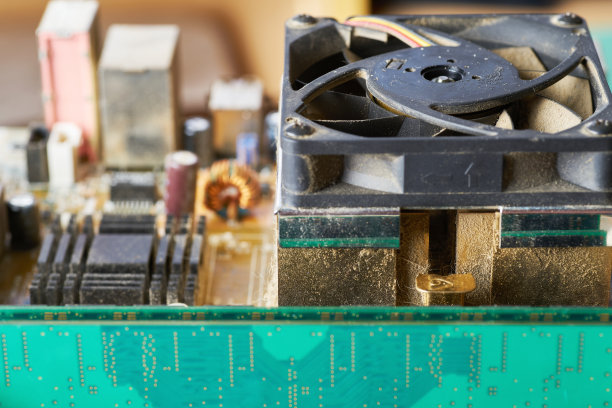 旧主板上满是灰尘和污垢。特写镜头。图片下载