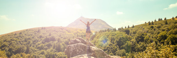 在奥弗涅徒步旅行的女人图片下载