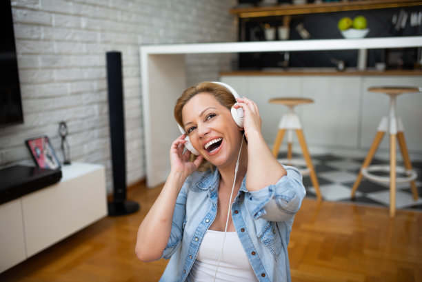 美女肖像享受音乐股票照片图片下载