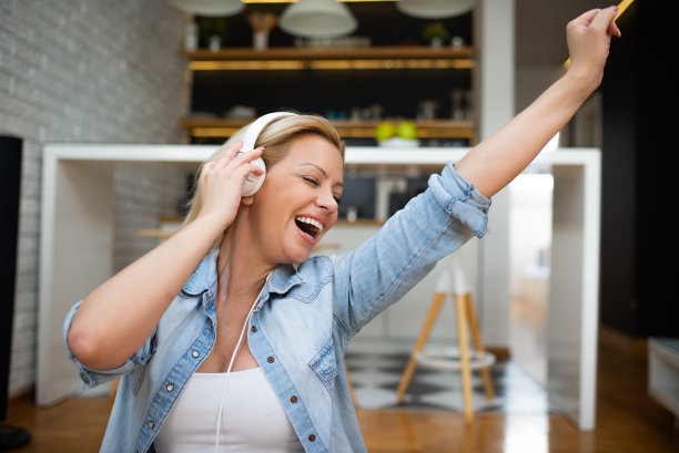 美女肖像享受音乐股票照片图片下载