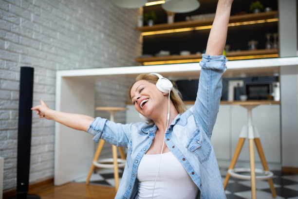 美女肖像享受音乐股票照片图片下载