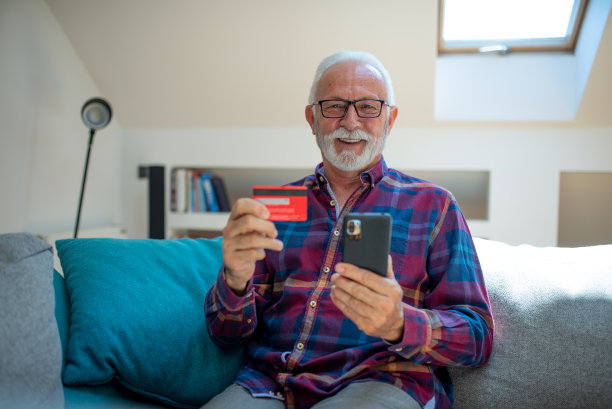 一名男子用信用卡和智能手机在网上购买库存照片图片下载