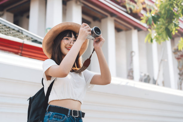 年轻的成年亚洲可爱的女人旅行者背包独自旅行当地。图片下载