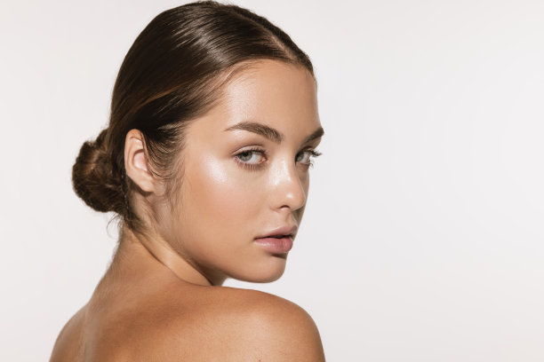 特写肖像美丽的年轻女孩与清洁良好的皮肤隔离在白色的背景。皮肤护理。面部护理。美容、美容、水疗。图片下载