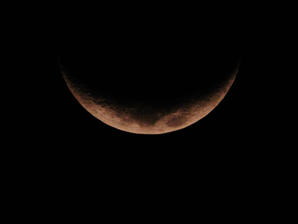 新月孤立在一个黑暗晴朗的夜空在南半球。图片下载