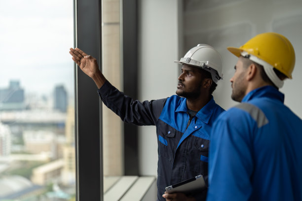 建筑经理参观现场，并与主管在未完工的房间会面，讨论新塔的事宜图片下载