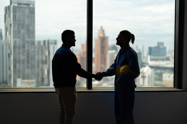 建筑经理参观现场，并与主管在未完工的房间会面，讨论新塔的事宜图片下载