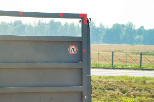 蓝色集装箱的卡车拖车。机库内拖车。用于设备运输的金属容器。卡车上的运输设备。卡车挂车销售概念图片下载