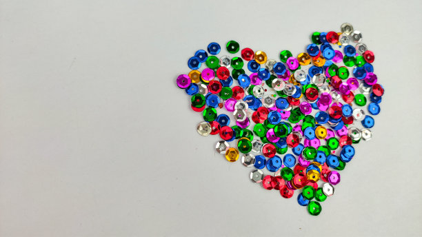 亮片多色隔离在白色背景。图片下载