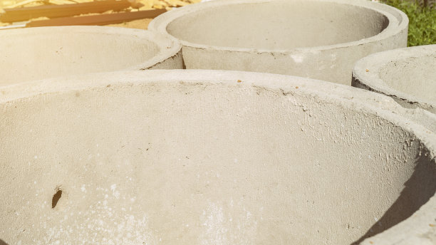 晴天施工现场混凝土圆形坑组图片下载