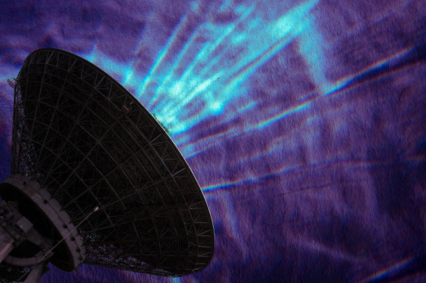 紫色抽象背景上的卫星天线。宇航员日，太空探索图片下载