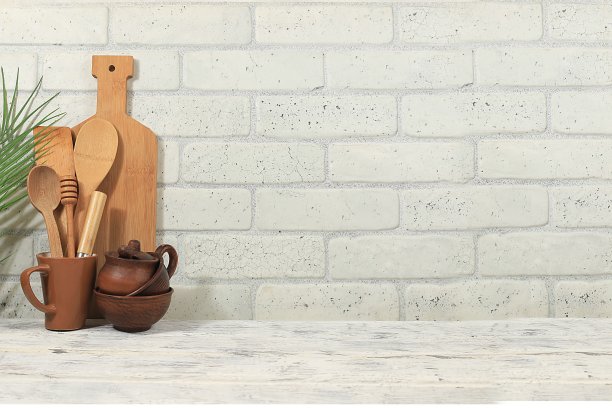 空质朴的桌子与木制餐具，陶器和棕榈叶。简单的家庭厨房内部，产品设计和展示的模型，图片下载