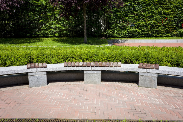 在景观公园里放松的座位，用于装饰的混凝土板图片下载