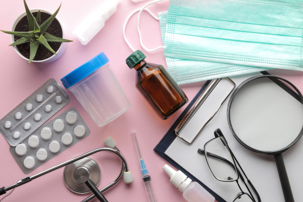 表的医生。亮粉色背景的医疗设备。从以上观点。背景。平躺图片下载