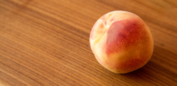 桃在木桌上图片下载