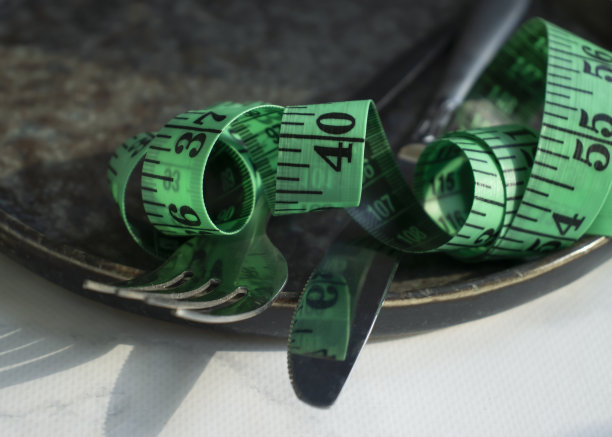 空盘子、刀叉、卷尺图片下载