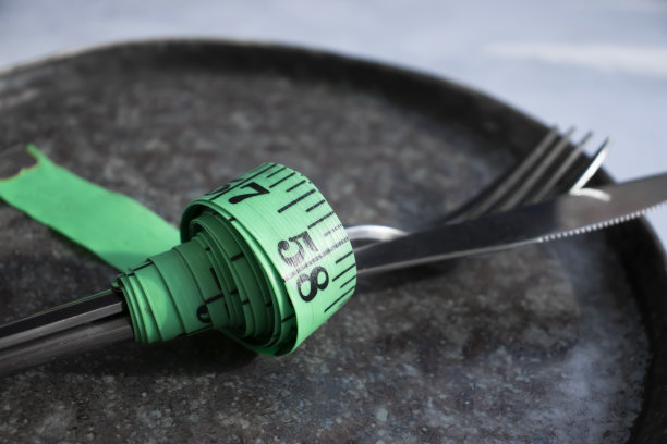 空盘子、刀叉、卷尺图片下载