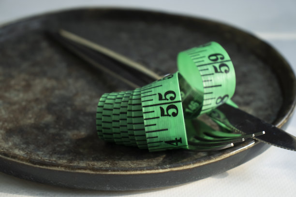 空盘子、刀叉、卷尺图片下载