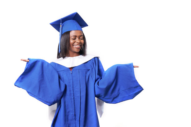 非裔美国美女闭着眼睛，露齿微笑，穿着蓝色长袍和帽子，在一个白色孤立的背景上显示你的产品，横幅和副本空间的模型图片下载