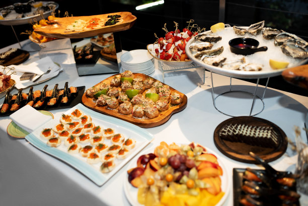 自助餐桌接待汉堡，冷食，牡蛎，肉类和沙拉图片下载