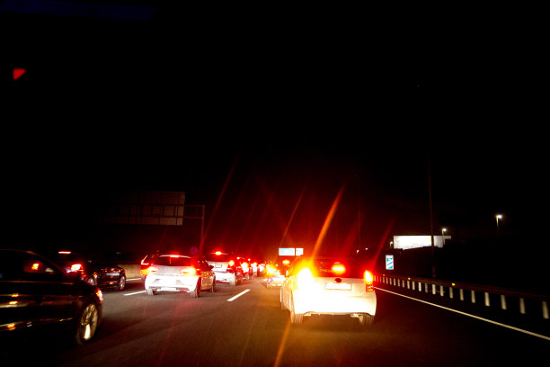 晚上在高速公路上开车图片下载