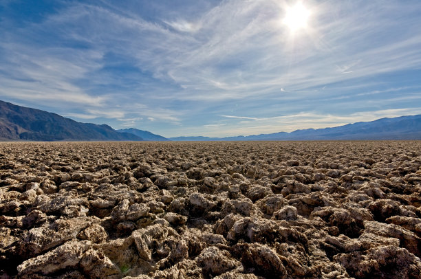 在北美海拔最低的死亡谷国家公园里的坏水盆地图片下载