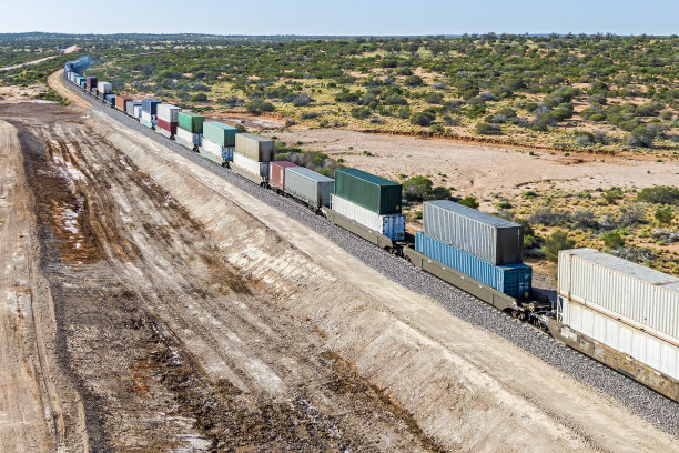 鸟瞰图彩色的双层集装箱货运火车在南澳大利亚北部的一个角落离开图片下载