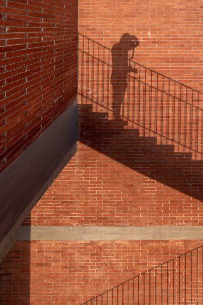 映照在红砖墙上图片下载