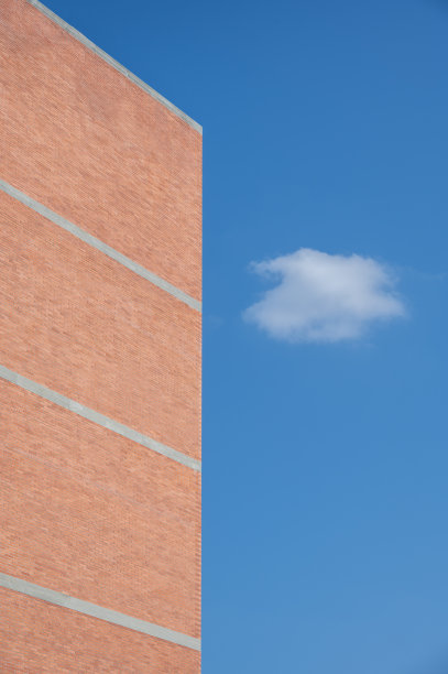 红砖墙下蓝天白云图片下载